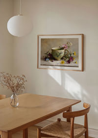 Une belle tasse entourée d'une splendeur florale apporte l'harmonie-4