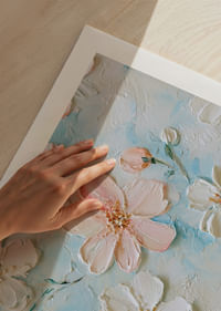 Smalki ziedi peld uz gaiši zila fona-5