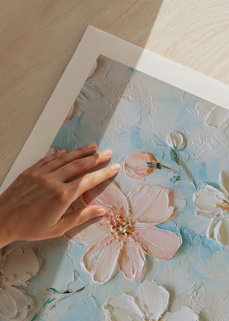 Smalki ziedi peld uz gaiši zila fona-12