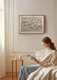 De magnifiques fleurs aux accents dorés créent une impression d'élégance intemporelle.-4