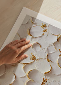 De magnifiques fleurs aux accents dorés créent une impression d'élégance intemporelle.-5