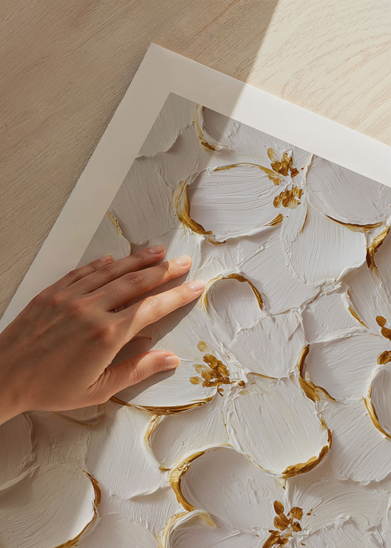 De magnifiques fleurs aux accents dorés créent une impression d'élégance intemporelle.-12