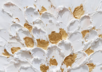 Goldene Blüten tanzen auf einer weißen, strukturierten Leinwand-7