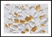 Fiori dorati che danzano su una tela bianca testurizzata-0