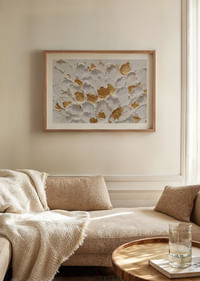 Fiori dorati che danzano su una tela bianca testurizzata-4