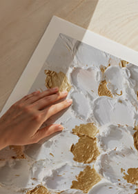 Goldene Blüten tanzen auf einer weißen, strukturierten Leinwand-9