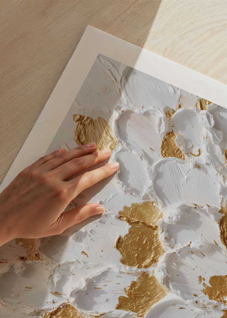 Fiori dorati che danzano su una tela bianca testurizzata-12