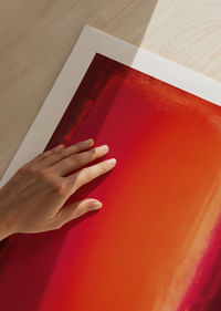 Les teintes rouge et orange éclatantes diffusaient chaleur et énergie dans la pièce.-5