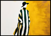 Een elegante dame in een gestreepte jurk tegen een goudgele achtergrond-2