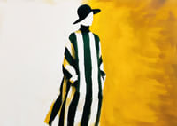 Een elegante dame in een gestreepte jurk tegen een goudgele achtergrond-3