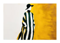 Een elegante dame in een gestreepte jurk tegen een goudgele achtergrond-1