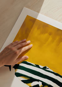 Een elegante dame in een gestreepte jurk tegen een goudgele achtergrond-5