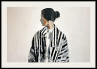 En stillsam figur i svartvitt fångar ögonblicket-2