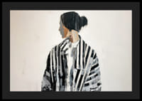 En stillsam figur i svartvitt fångar ögonblicket-4