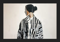 En stillsam figur i svartvitt fångar ögonblicket-5