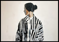 Pokojná postava v čiernej a bielej farbe zachytáva okamih-6