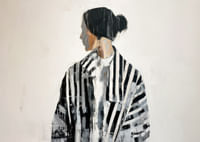 Una figura serena in bianco e nero cattura il momento-3