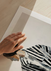 Una figura serena in bianco e nero cattura il momento-5