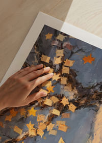 Dwoje dzieci podziwia życzenia i gwiazdy na tle zimowego krajobrazu-5