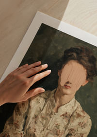 Una misteriosa mujer vestida con un atuendo floral aparece sobre un fondo verde.-5