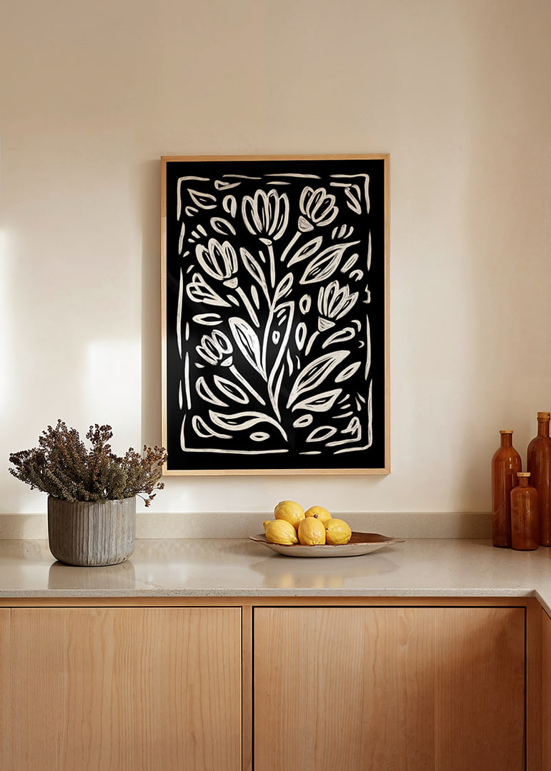 Des formes florales blanches sur un fond noir intense-12