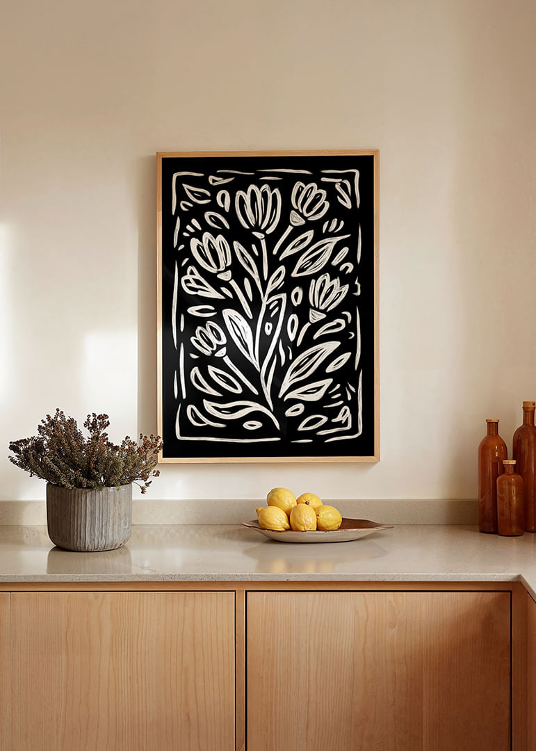 Formas florecientes en blanco sobre un dramático fondo negro-12