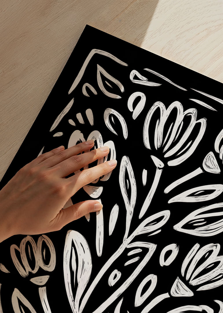 Formas florecientes en blanco sobre un dramático fondo negro-12