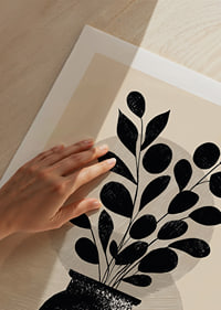 Une plante élégante en noir et blanc confère à la pièce style et sérénité.-9