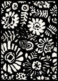 La flora exótica en blanco y negro crea un contraste dramático-2