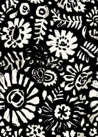 La flora exótica en blanco y negro crea un contraste dramático-3