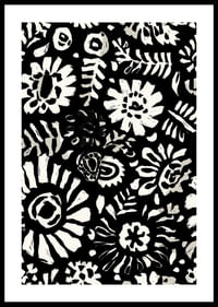 La flora exótica en blanco y negro crea un contraste dramático-0