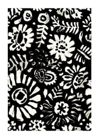 La flora exótica en blanco y negro crea un contraste dramático-1