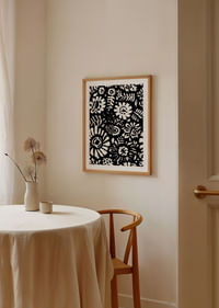 La flora exótica en blanco y negro crea un contraste dramático-4