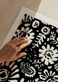 La flora exótica en blanco y negro crea un contraste dramático-5