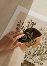 Una mujer se funde con la belleza y la tranquilidad de la naturaleza.-5