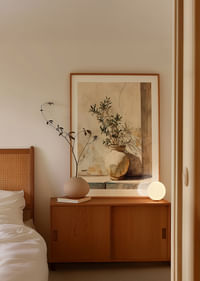 Un pot baigné de soleil crée une élégance intemporelle sur le mur.-4