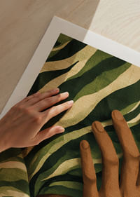 Rostro misterioso oculto entre exuberante follaje-5