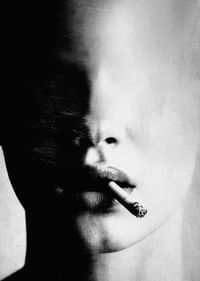 Salapärane nägu, mis on osaliselt varjudes sigaretiga peidus-3