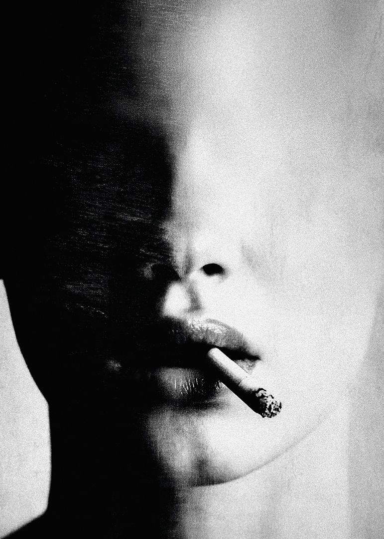 Salapärane nägu, mis on osaliselt varjudes sigaretiga peidus-12