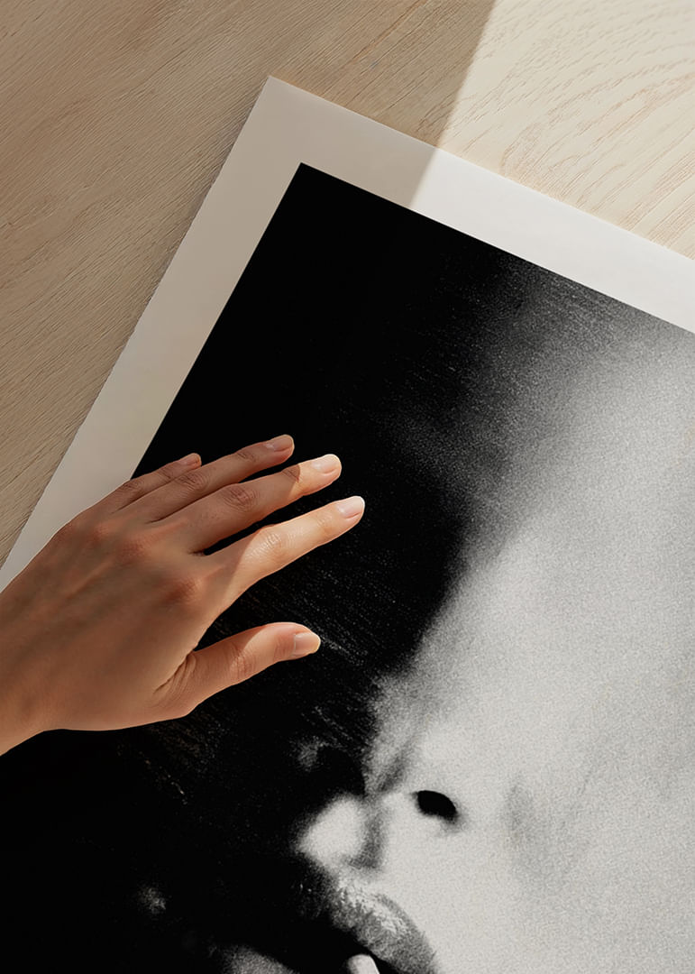 Salapärane nägu, mis on osaliselt varjudes sigaretiga peidus-12