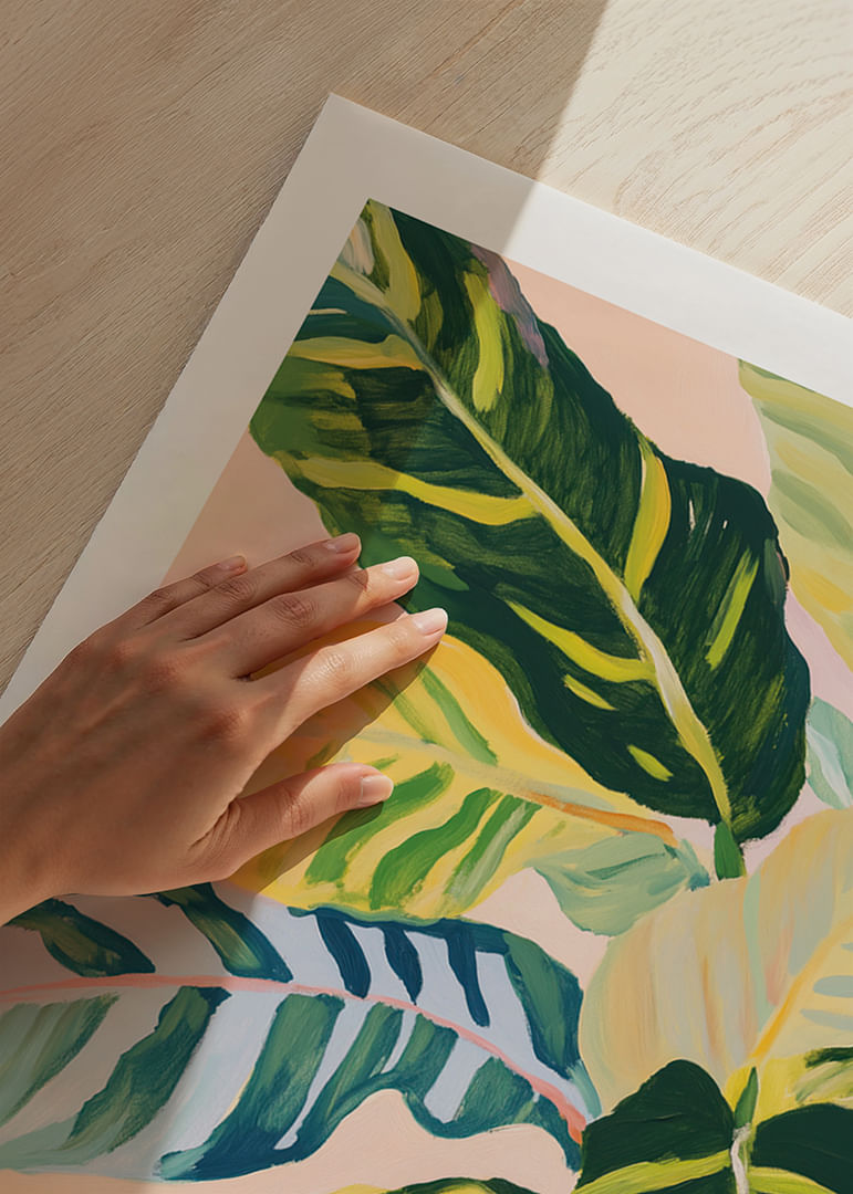 Feuilles colorées dans une harmonie tropicale sur fond rose-12