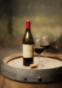 Une romance classique autour d'un verre de vin dans un vieux tonneau-3