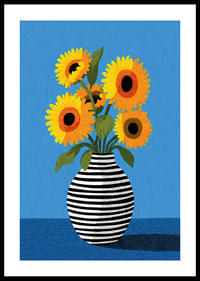 Des tournesols éclatants dans un magnifique vase à rayures sur fond bleu-0