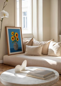 Des tournesols éclatants dans un magnifique vase à rayures sur fond bleu-4