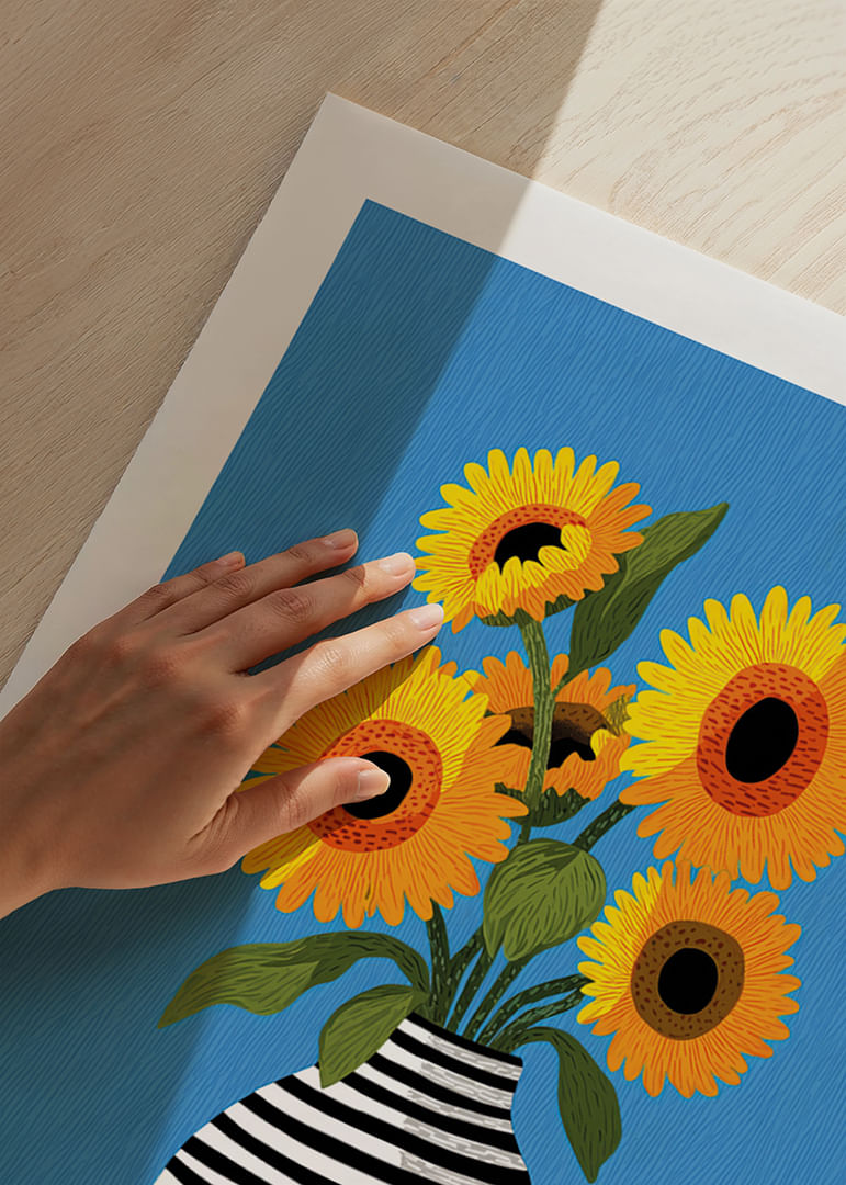 Des tournesols éclatants dans un magnifique vase à rayures sur fond bleu-12