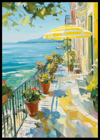 Solrig terrasse ved krystalklart vand fylder rummet med sommerro-2