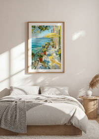 Solrig terrasse ved krystalklart vand fylder rummet med sommerro-4