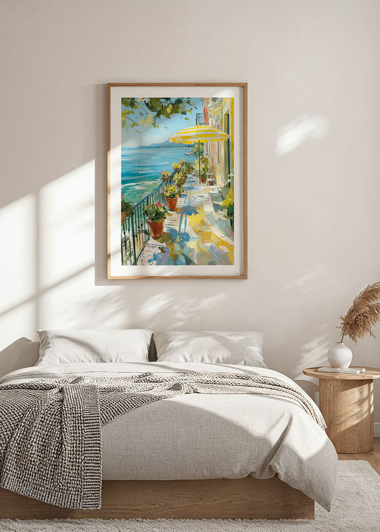 Solrig terrasse ved krystalklart vand fylder rummet med sommerro-12