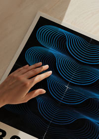 Überraschende Kurven in Blau ziehen die Blicke des Betrachters auf sich.-3