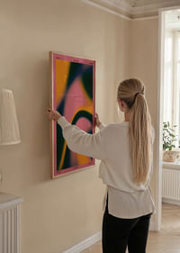 Ein hypnotisches Poster, auf dem die Farben in sanften Bewegungen tanzen.-2